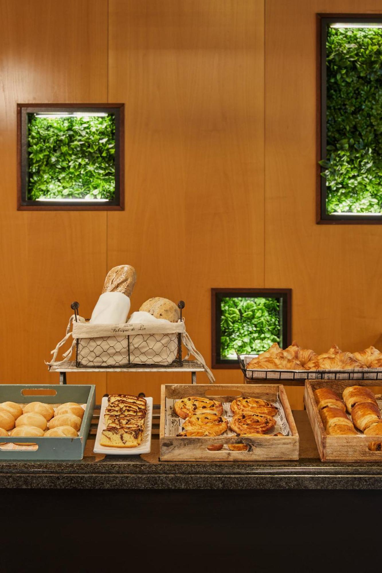 Hotel Crowne Plaza Madrid - Centre Retiro By Ihg Esterno foto